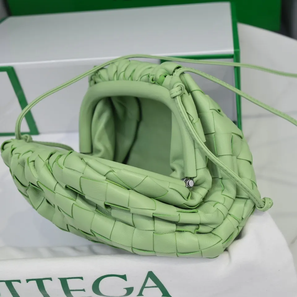 Batch 1260 large grid weaving The pouch cloud bag is the first series designed by former Celine designer Daniel Lee after joining BV. The upper body is extremely ecstatic ~ fashionable and classy ~ elegant and concise, lazy and intellectual size: 23*13*8 [Little Cloud Rough Weave#]